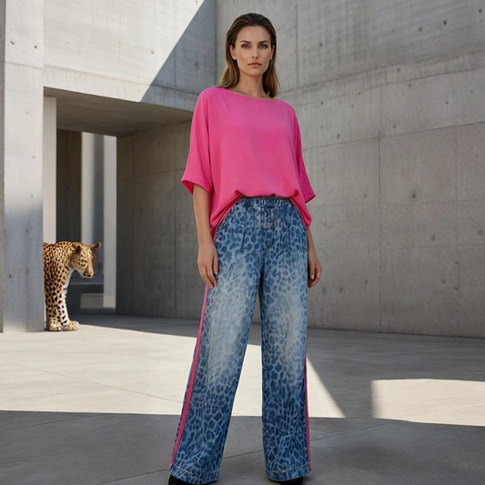 Conjunto de top rosa vibrante y pantalones con estampado de leopardo atrevido👚👖