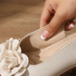 👡 ¡50% DE DESCUENTO AHORA! 🌸Sandalias de tacón cuadrado con flor 3D y punta abierta para mujer – Tacón cómodo, correa ajustable y estilo elegante 👠